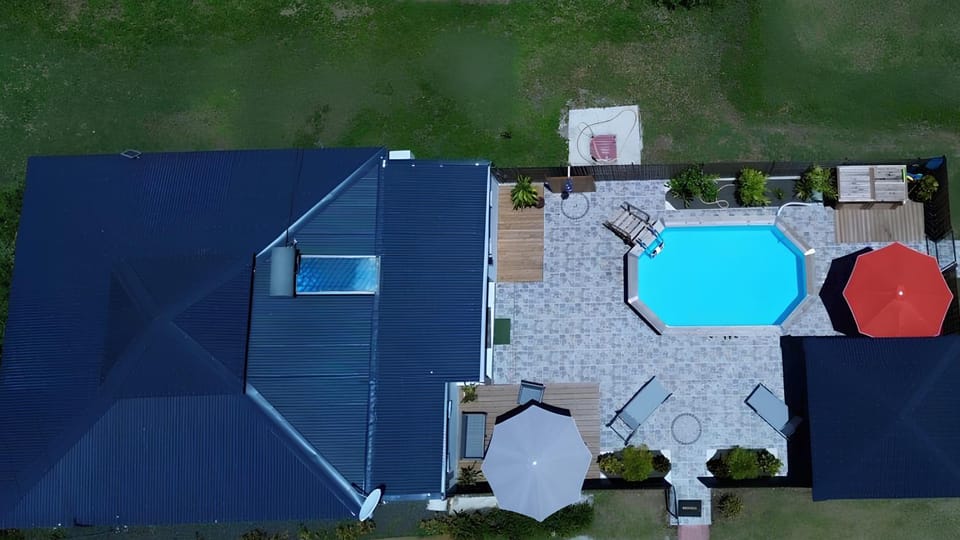 Property building, Bird's eye view, Garden, Swimming pool