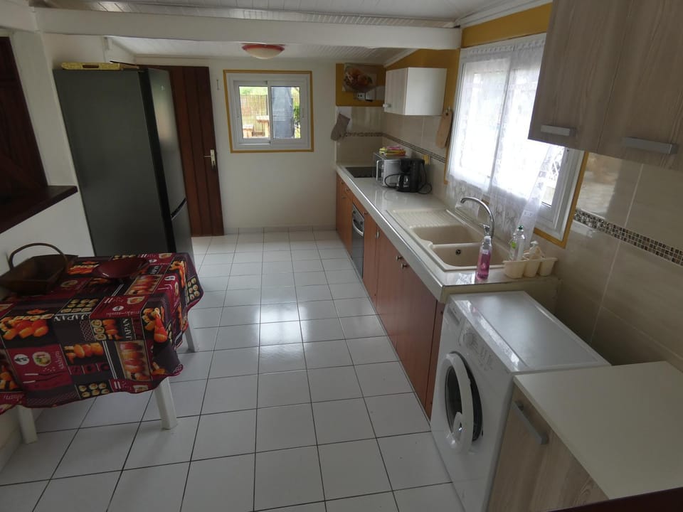 Coffee/tea facilities, Dining area, microwave, stove, washing machine, kitchen