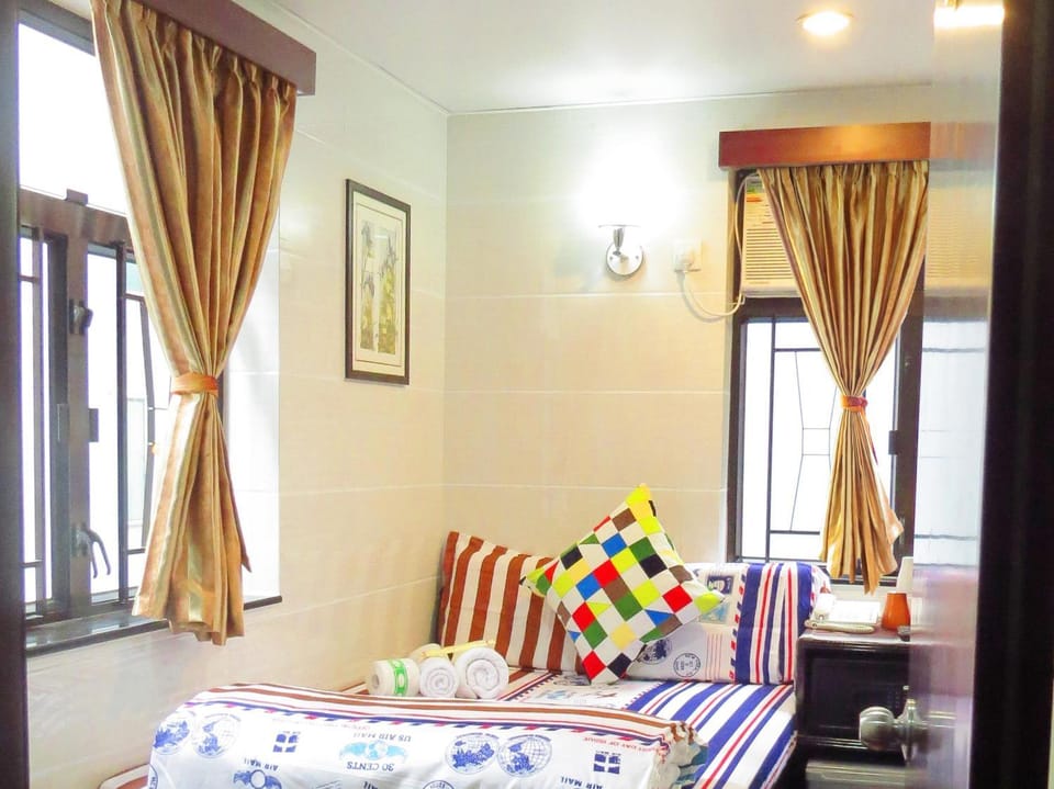 First Inn 24 HOUR RECEPTION 10TH F, Block D & E CHUNGKING MANSION TST Bed and Breakfast in Hong Kong