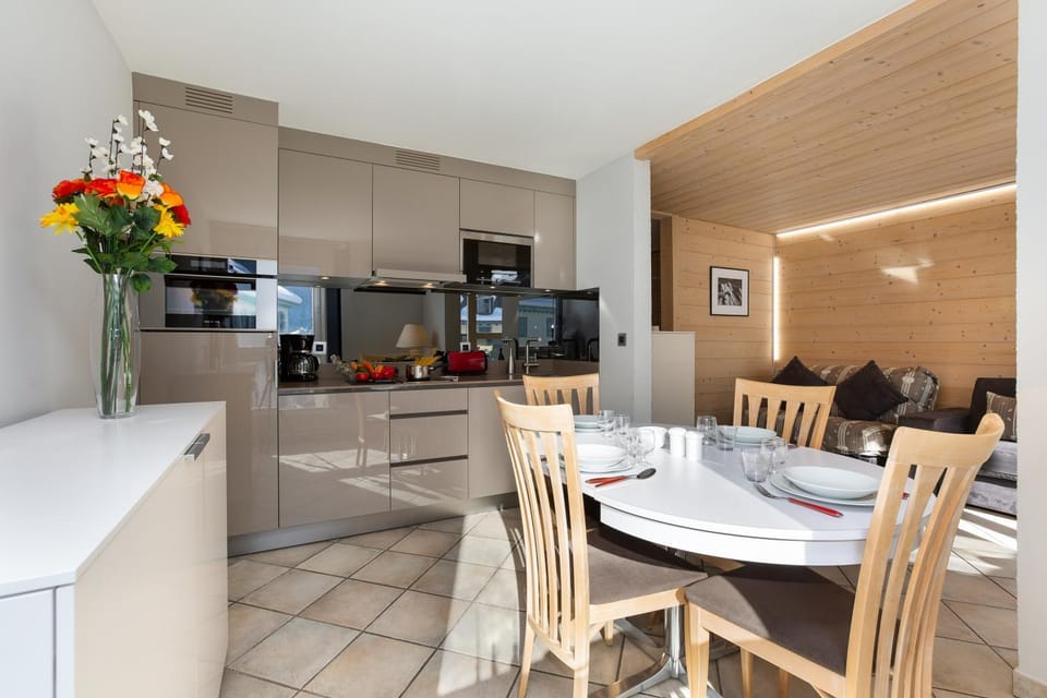 Kitchen or kitchenette, Dining area