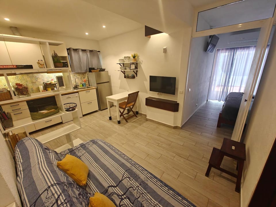 Communal lounge/ TV room, TV and multimedia, Kitchen or kitchenette, Living room, Dining area, oven, stove