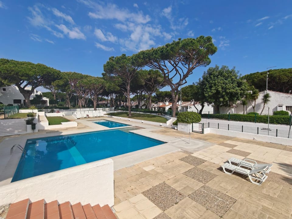 Pool view, Swimming pool, sunbed