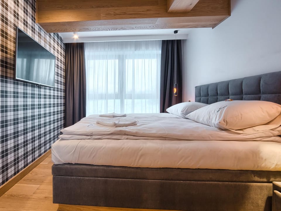 Bed, TV and multimedia, Bedroom