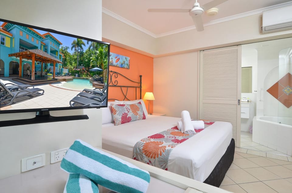 Bed, TV and multimedia, Photo of the whole room, Bedroom