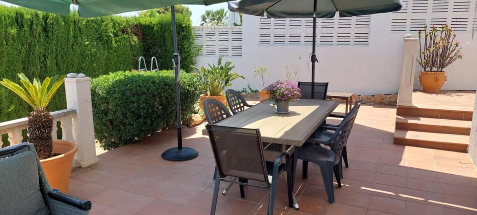 Villa totalmente independiente con piscina comunitaria Villa in Calp