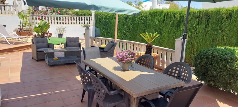 Villa totalmente independiente con piscina comunitaria Villa in Calp