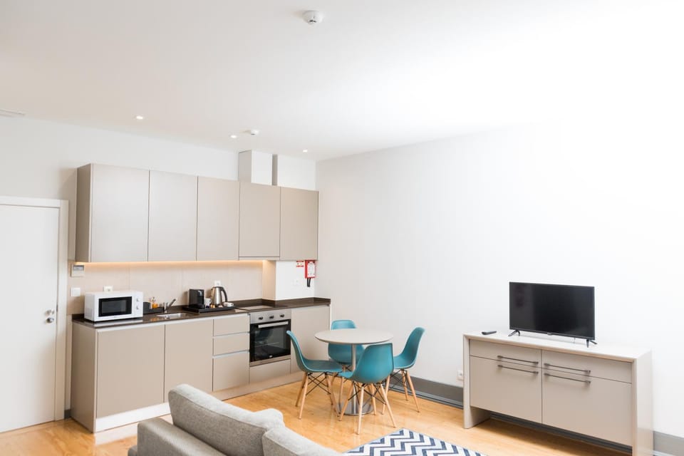 Coffee/tea facilities, Kitchen or kitchenette, Seating area, Dining area, stove
