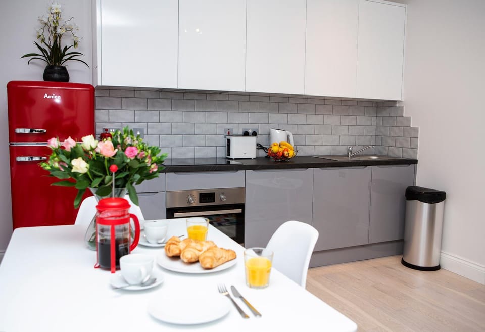 Kitchen or kitchenette, Dining area