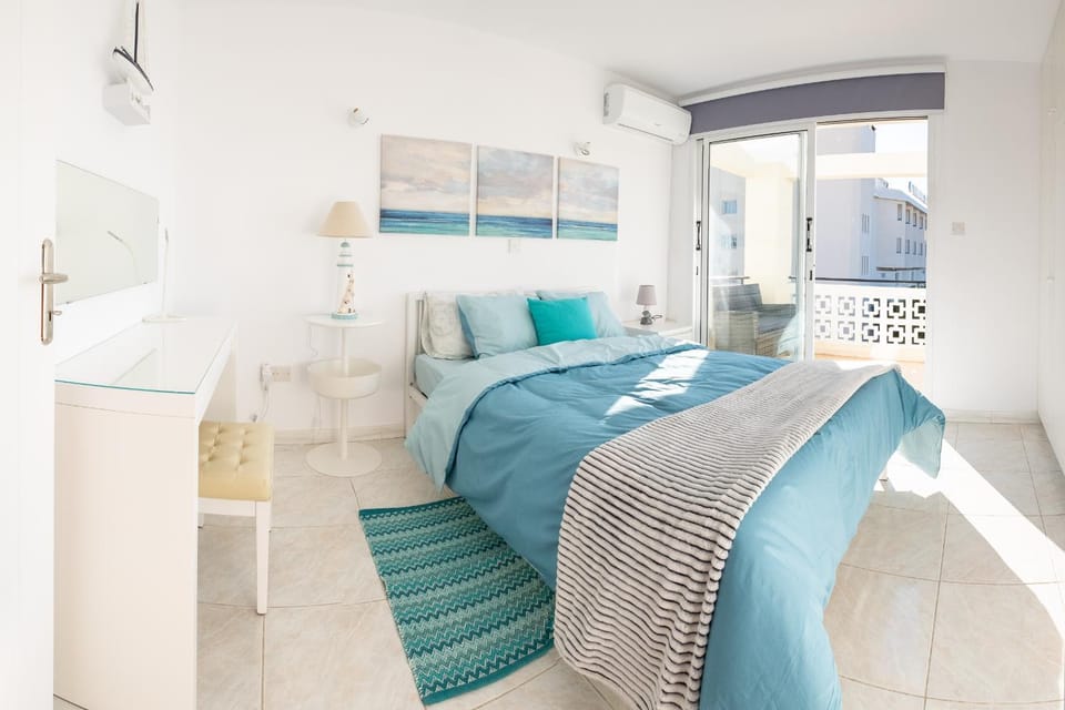 Bed, Balcony/Terrace, Photo of the whole room, Bedroom