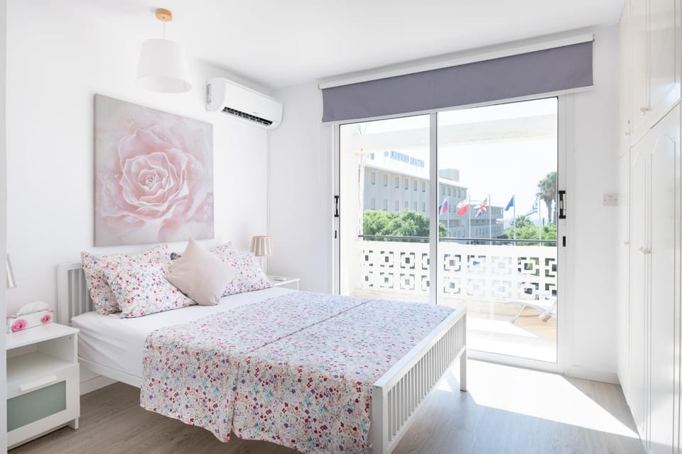Bed, Balcony/Terrace, Photo of the whole room, Bedroom, Sea view