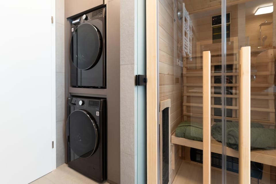 Shower, Sauna, Sauna, Bathroom, laundry, laundry, washing machine, washing machine, dryer