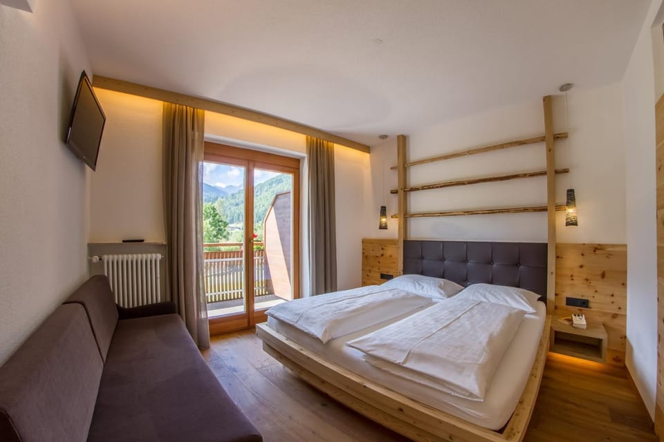 Bedroom, Mountain view