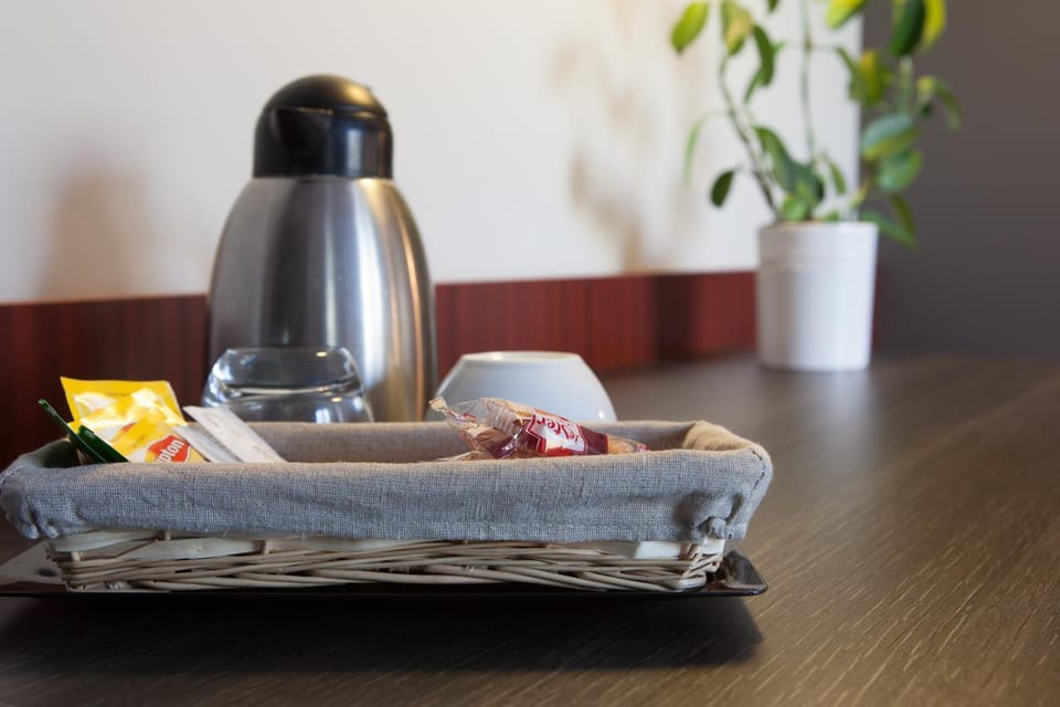 Coffee/tea facilities, Food and drinks