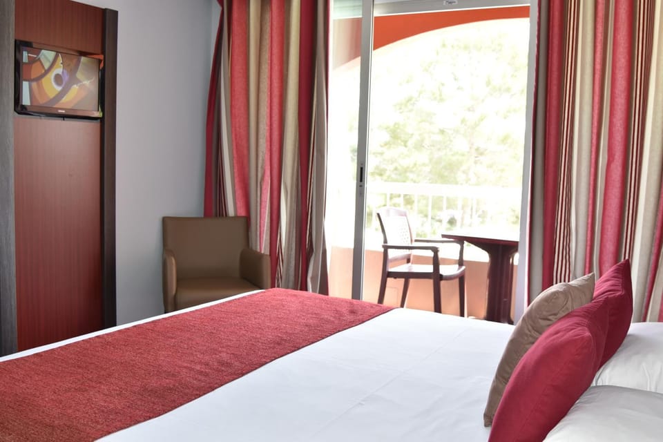 Bed, Balcony/Terrace, Photo of the whole room, Pool view