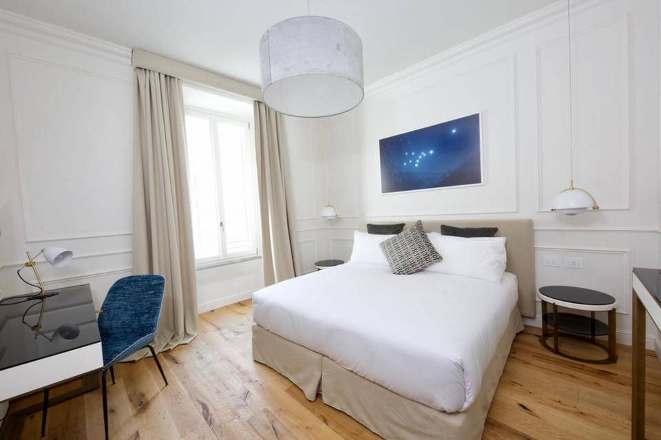 Bed, Library, TV and multimedia, Coffee/tea facilities, Decorative detail, Bedroom, cot, Quiet street view, furniture, internet, safe, air conditioner