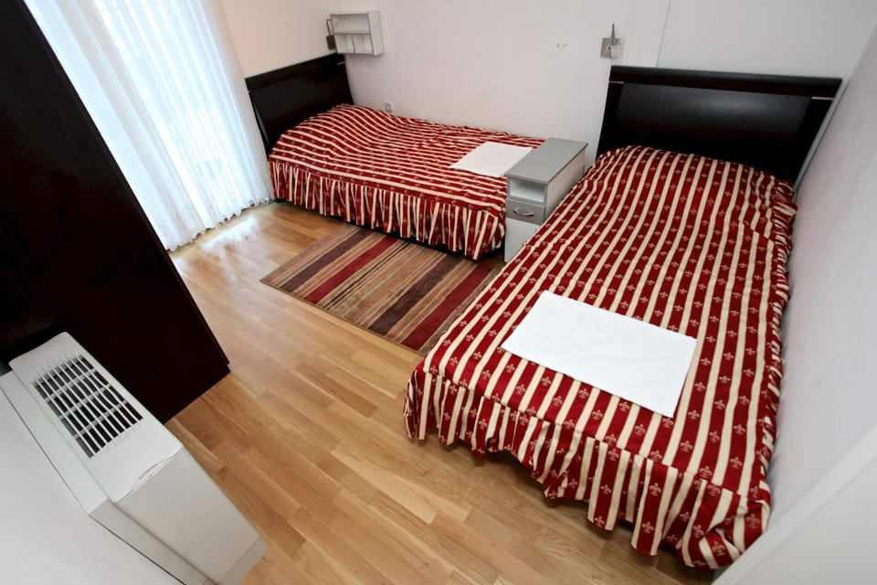 Photo of the whole room, Decorative detail, bunk bed