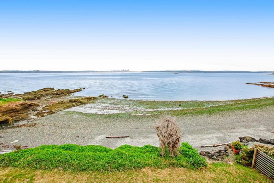 Rockaway Retreat House in Bainbridge Island