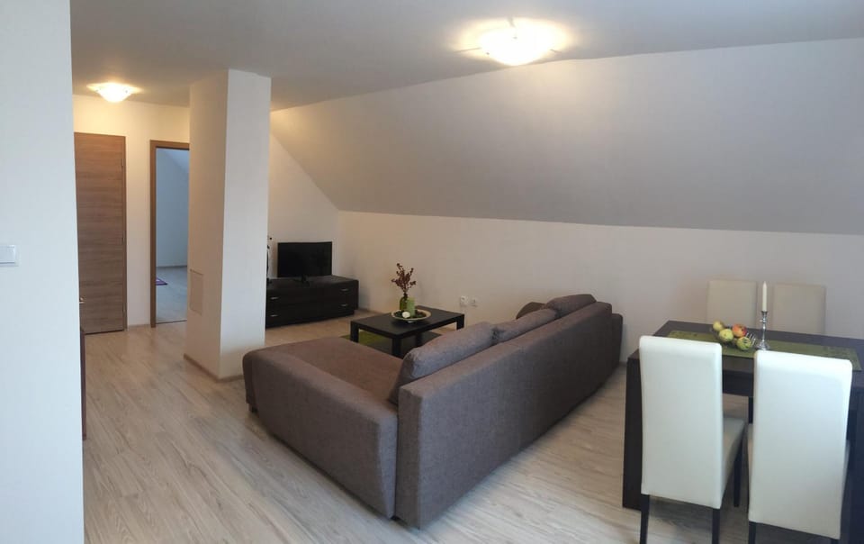 Communal lounge/ TV room, TV and multimedia, Living room