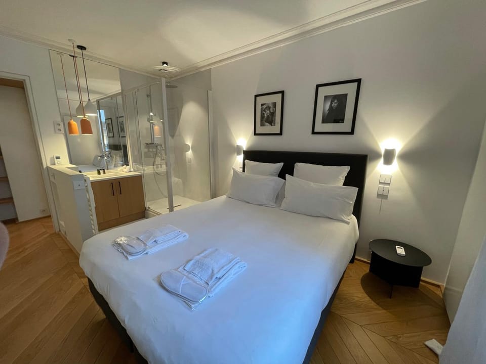 Shower, Bed, Bathroom, Photo of the whole room, Bedroom