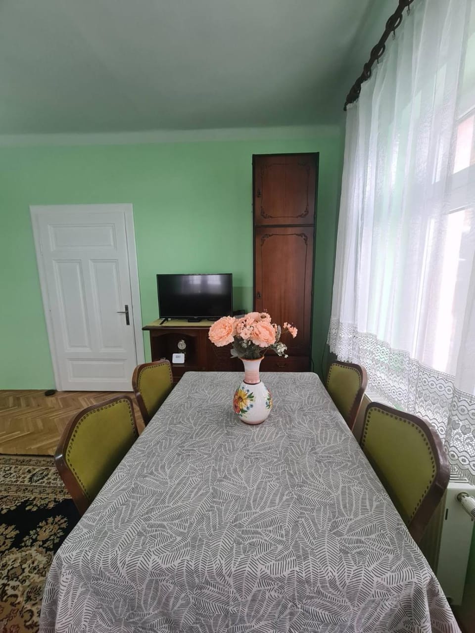 Communal lounge/ TV room, TV and multimedia, Living room, Photo of the whole room, Decorative detail, Seating area, Dining area