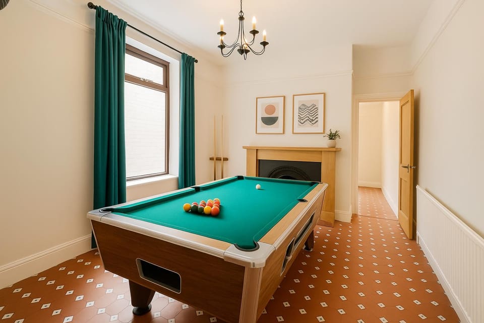 Large CityCentre Townhouse & Hot Tub, Pool Table and Offroad Parking House in Cardiff
