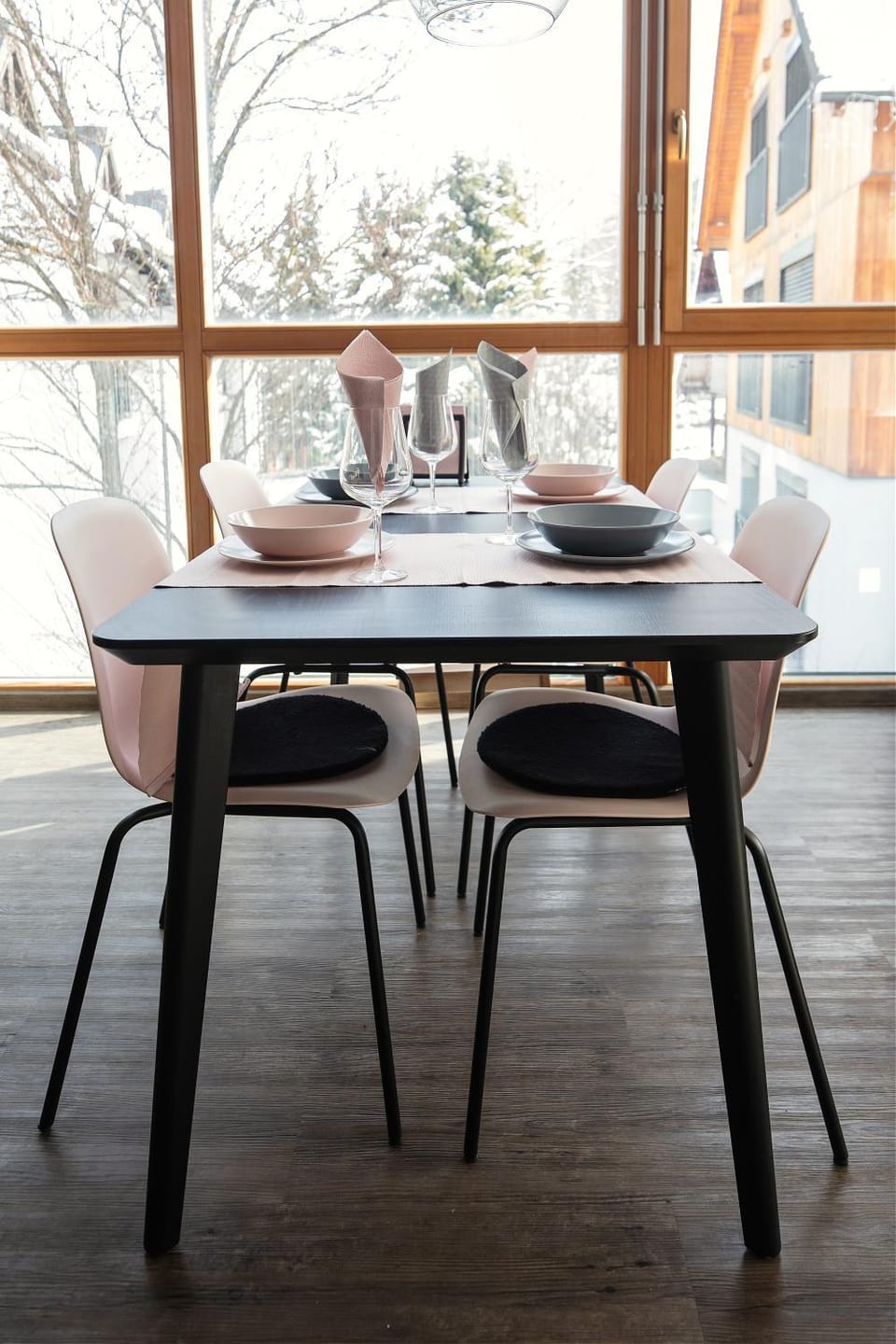 View (from property/room), Decorative detail, Dining area, Garden view, Mountain view