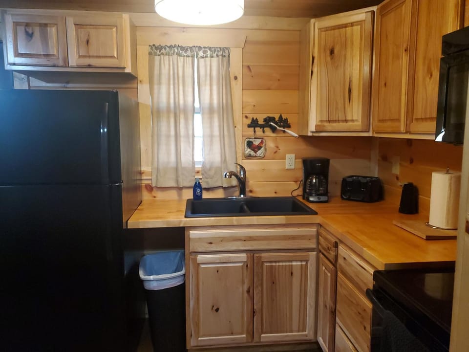 The Frontier - An Amish Built Deluxe Cabin Cabin in West Virginia