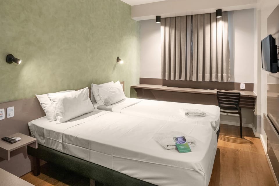 Bed, TV and multimedia, Bedroom