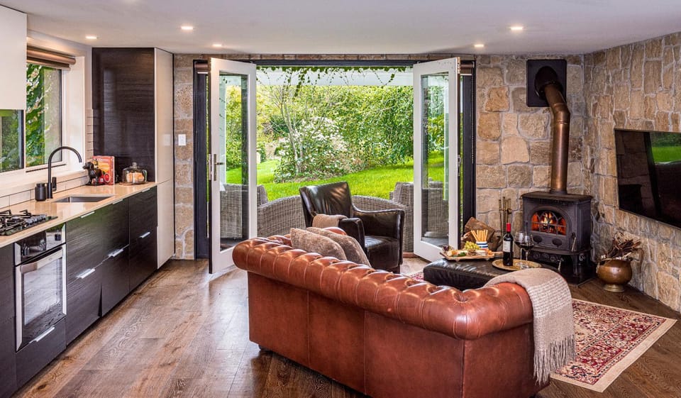 BBQ facilities, TV and multimedia, Kitchen or kitchenette, Living room, Seating area, flat iron, stove