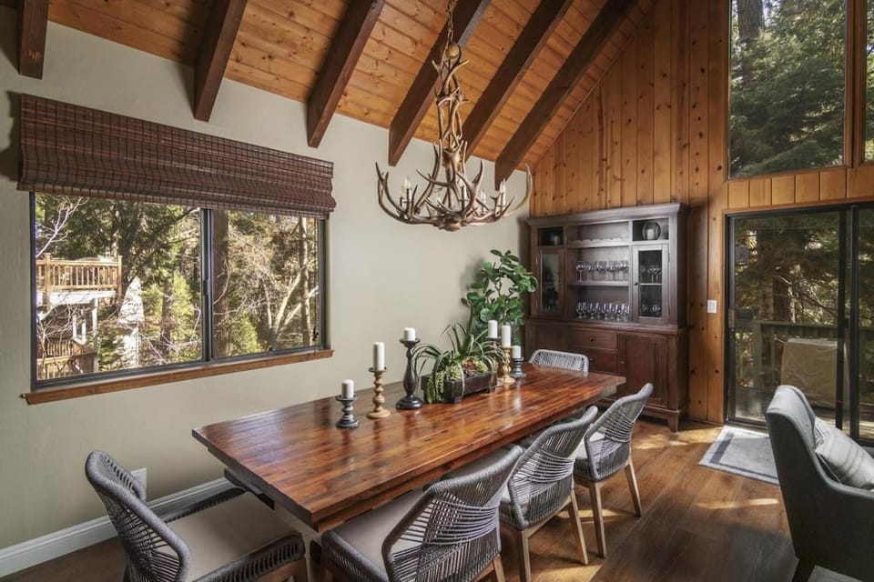Treetop Cabin, Modern Luxe, 1700 sqft, Deck, View, Dogs, In Village, AC Cabin in Lake Arrowhead
