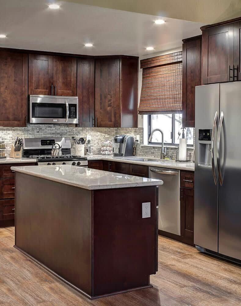 Treetop Cabin, Modern Luxe, 1700 sqft, Deck, View, Dogs, In Village, AC Cabin in Lake Arrowhead