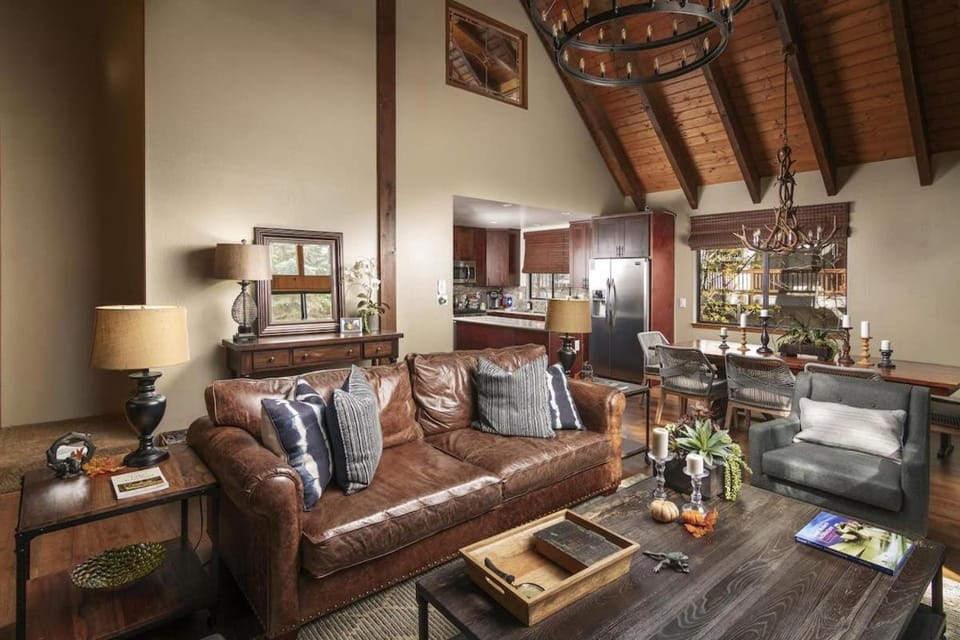 Treetop Cabin, Modern Luxe, 1700 sqft, Deck, View, Dogs, In Village, AC Cabin in Lake Arrowhead