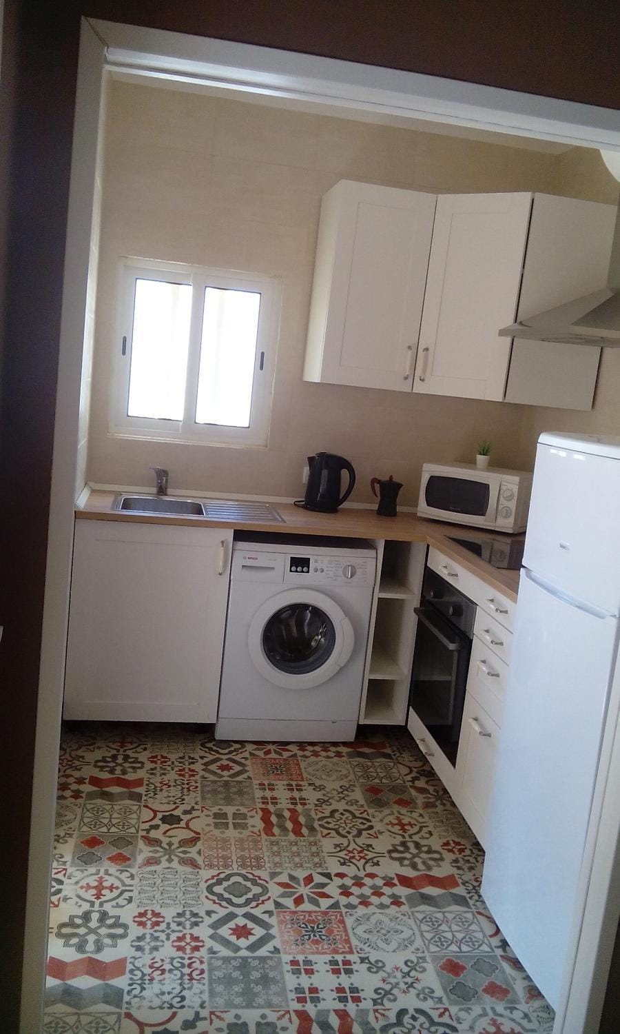 Kitchen or kitchenette, dishwasher, oven, toaster, washing machine