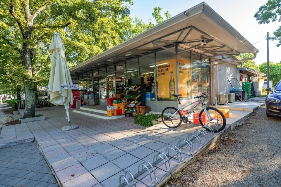 Restaurant/places to eat, Supermarket/grocery shop