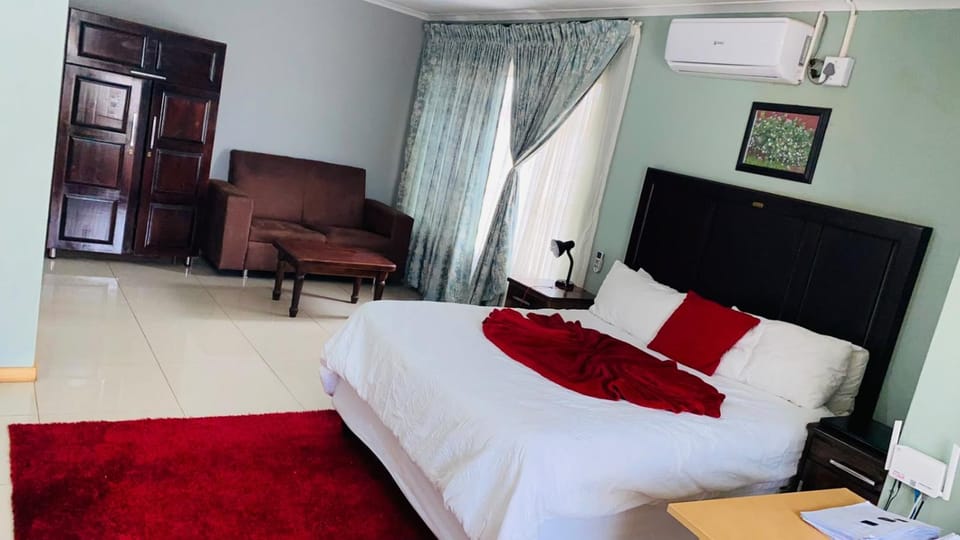 Bed, Seating area, air conditioner
