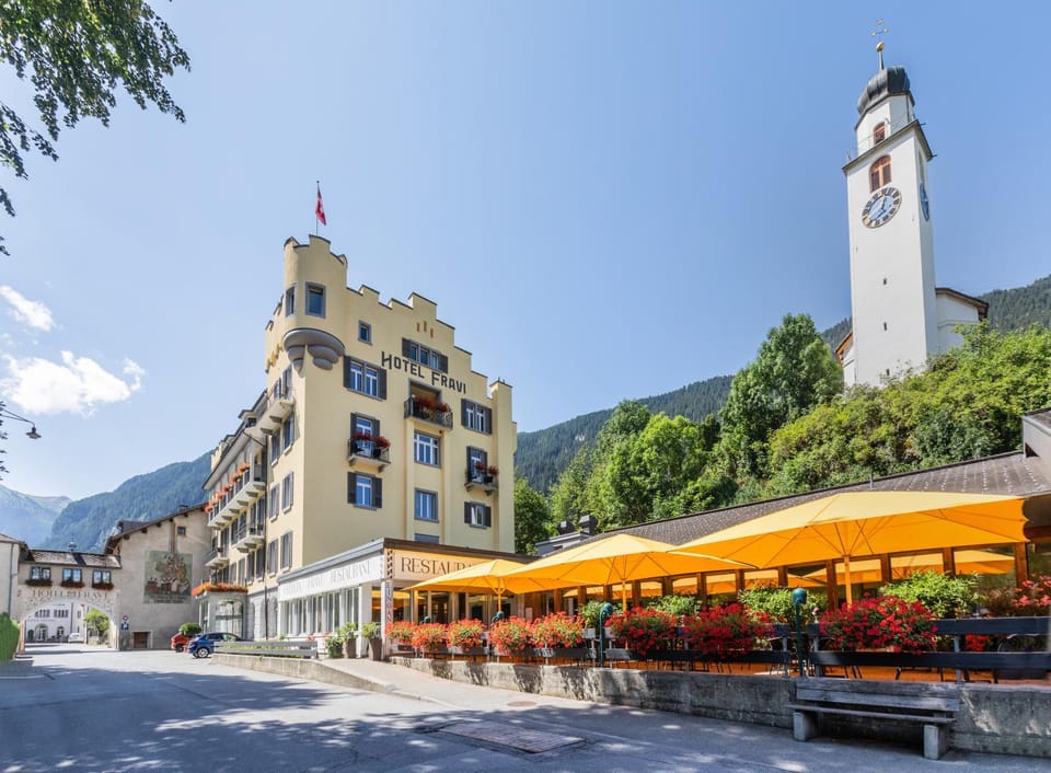 Property building, Nearby landmark, Spring, Day, Natural landscape, Food and drinks, Mountain view, Location