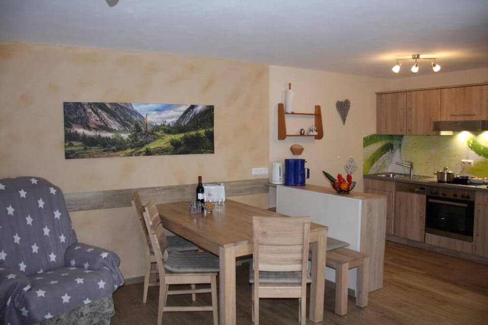 Photo of the whole room, Dining area