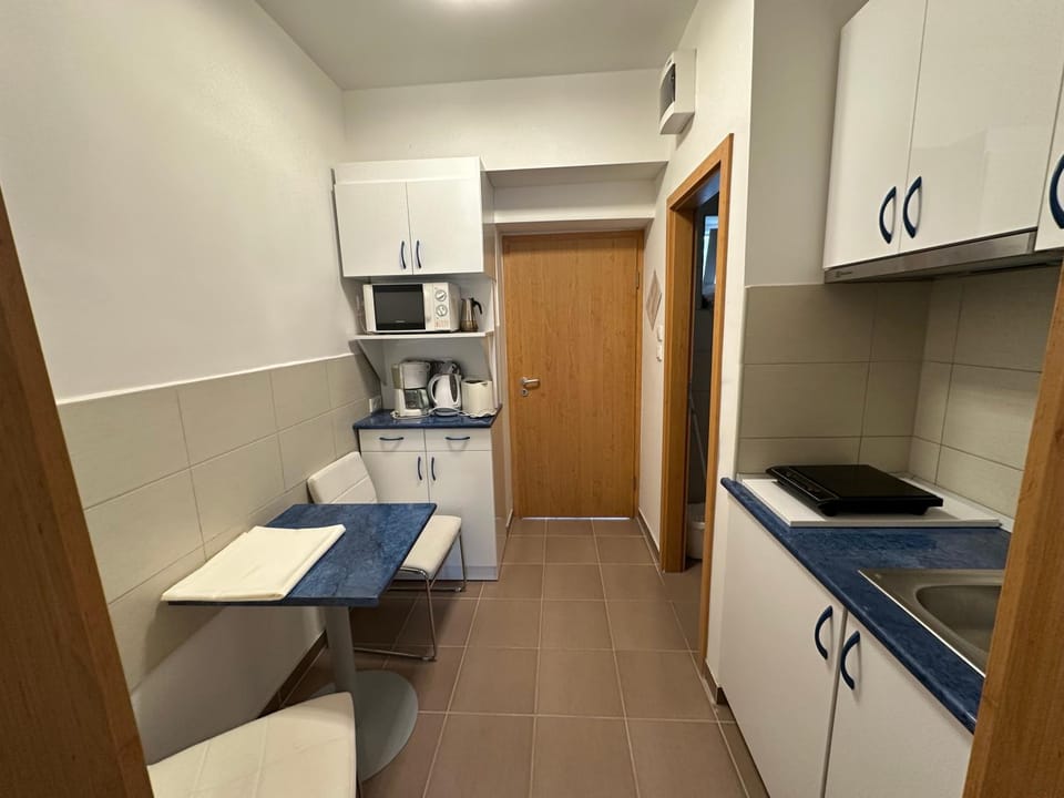 Kitchen or kitchenette, pet friendly, stove, kitchen