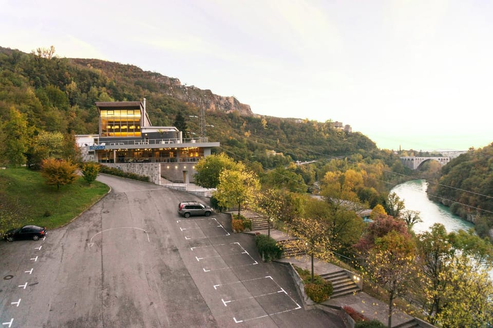 Nearby landmark, Facade/entrance, Neighbourhood, Bird's eye view, Landmark view, River view