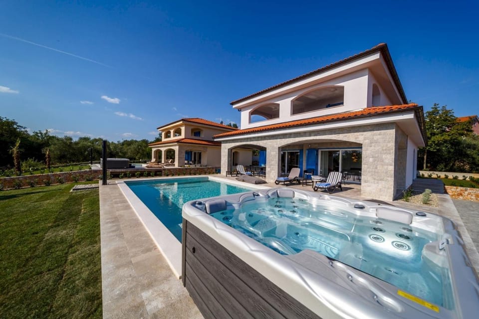 Property building, Garden, Swimming pool