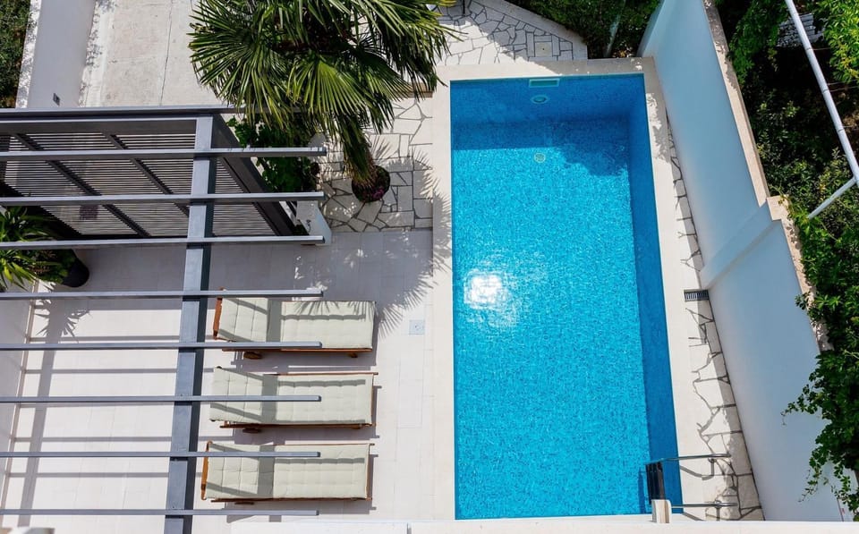 Property building, Balcony/Terrace, Seating area