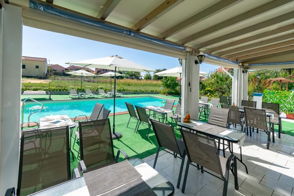 Restaurant/places to eat, Swimming pool, Swimming pool