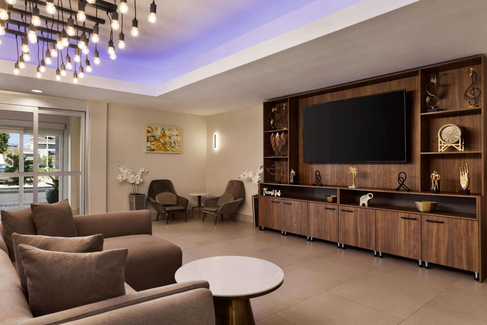 Communal lounge/ TV room, TV and multimedia, Lobby or reception, Seating area, On site