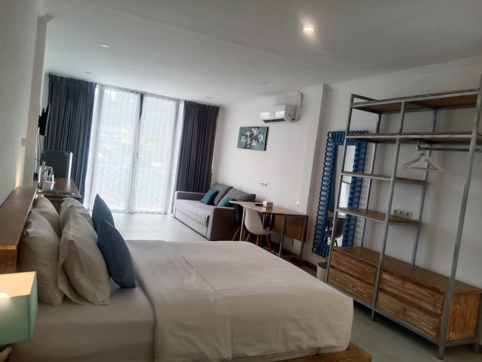 Photo of the whole room, Bedroom