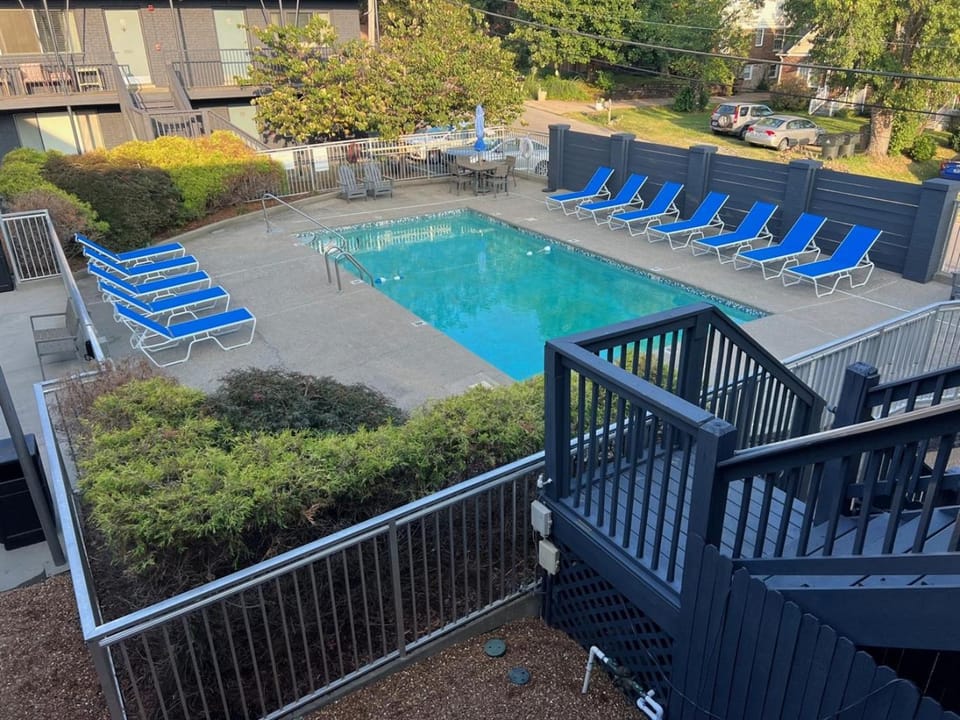 Cowboy Chic Condo with Pool for Summer 25 Miles to Downtown Nashville Apartment in Berry Hill