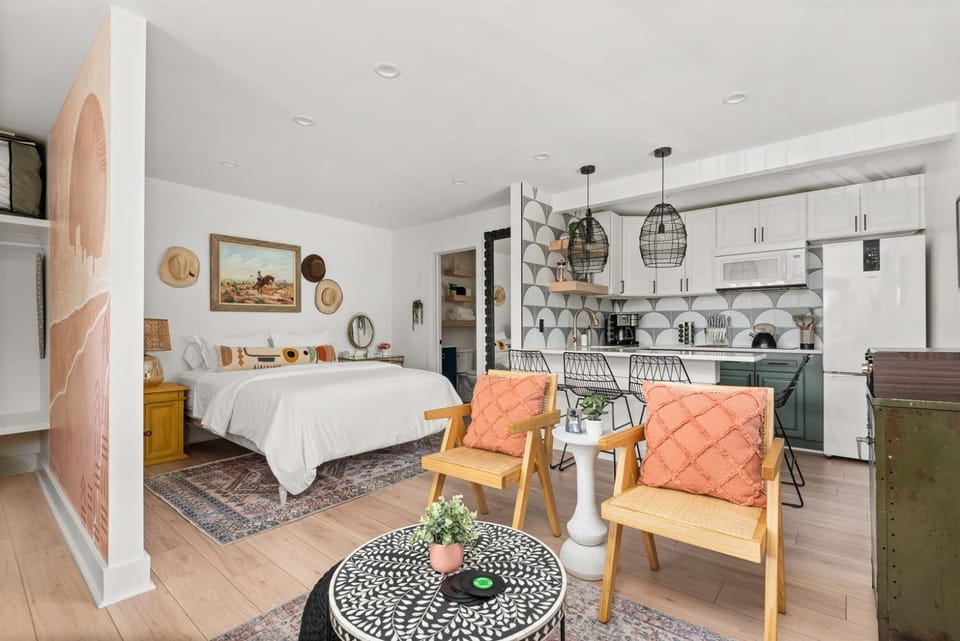 Cowboy Chic Condo with Pool for Summer 25 Miles to Downtown Nashville Apartment in Berry Hill