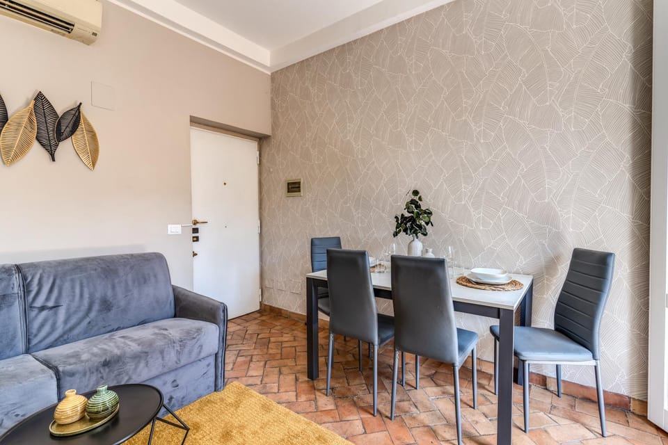 Living room, Seating area, Dining area, Lunch