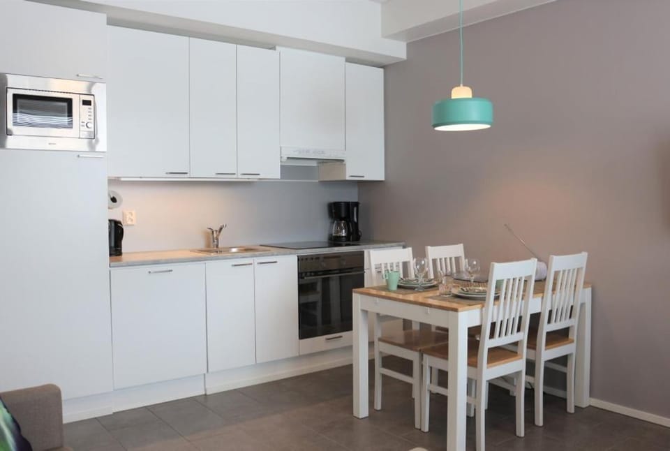 Kitchen or kitchenette, Dining area
