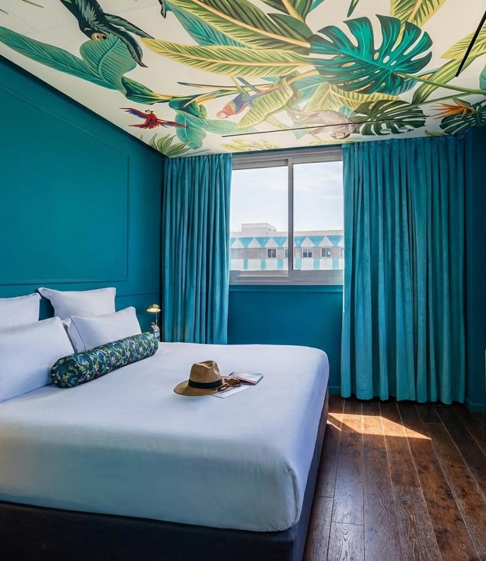 Bed, Photo of the whole room, Decorative detail, Decorative detail, Bedroom, Sea view, Sea view