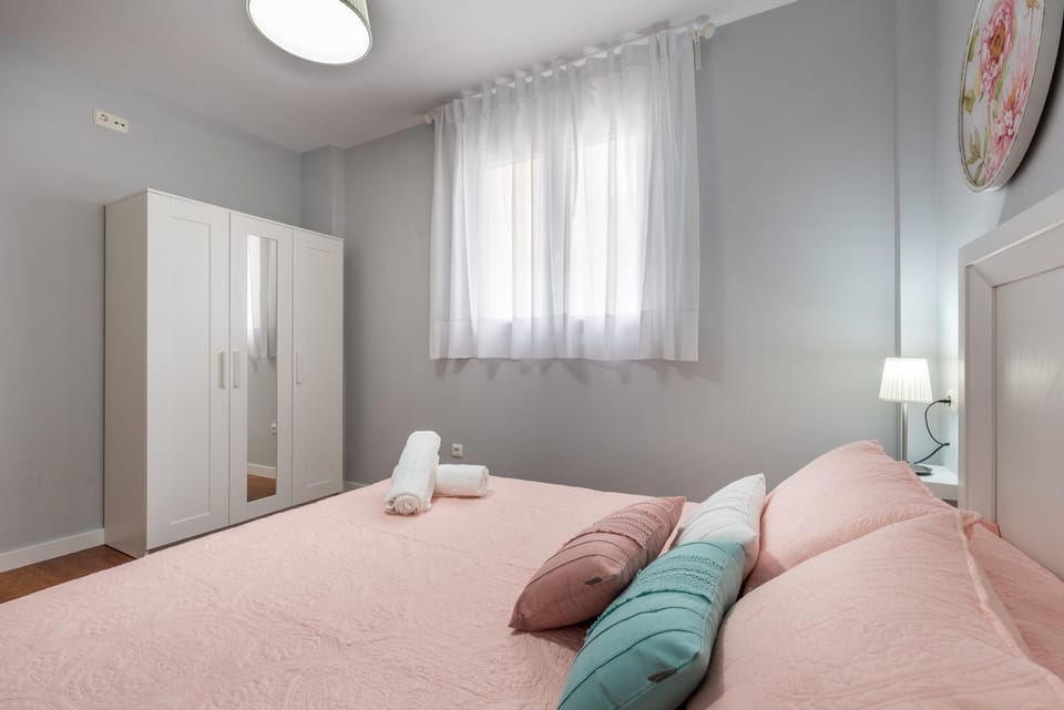 Photo of the whole room, Bedroom